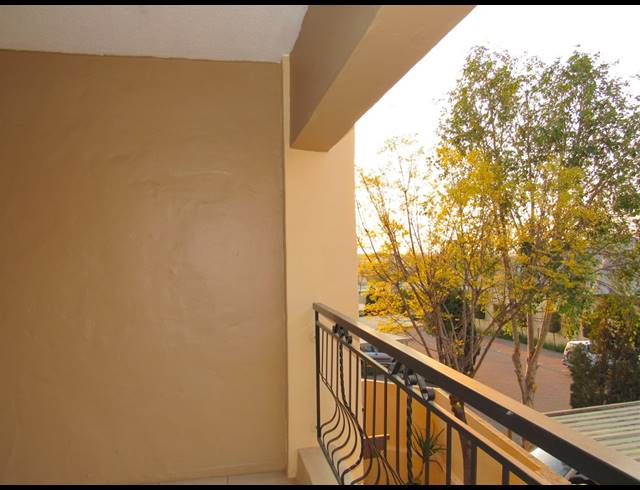 1 BEDROOM APARTMENT TO LET IN PINESLOPES